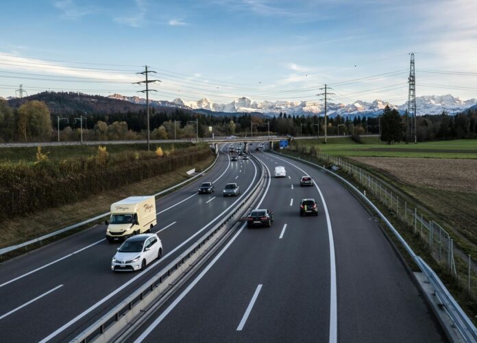 Automobilių eismas (nuotr. Pexels)