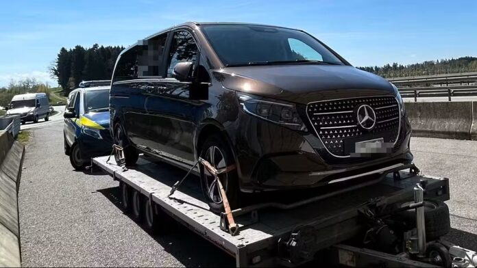 Pasienyje sustabdytas automobilis (nuotr. Vokietijos muitinės) Pasienyje sustabdytas automobilis (nuotr. Vokietijos muitinės)