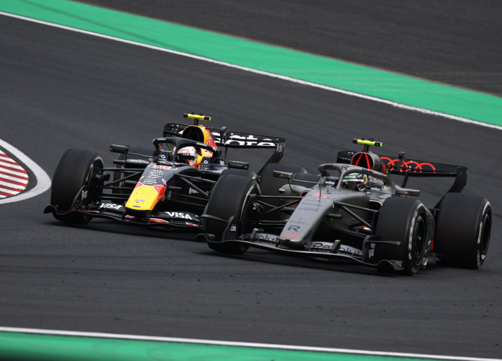 „Audi“ ir „Red Bull“ komandų „Formulės 1“ bolidai