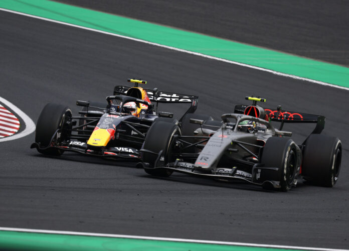 „Audi“ ir „Red Bull“ komandų „Formulės 1“ bolidai