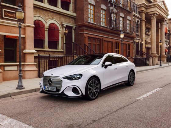 Vokietijos automobilių pramonės milžinės staigmena: pristatytas visi&scaron;kai elektrinis &bdquo;Mercedes-Benz&ldquo; C klasės sedanas
