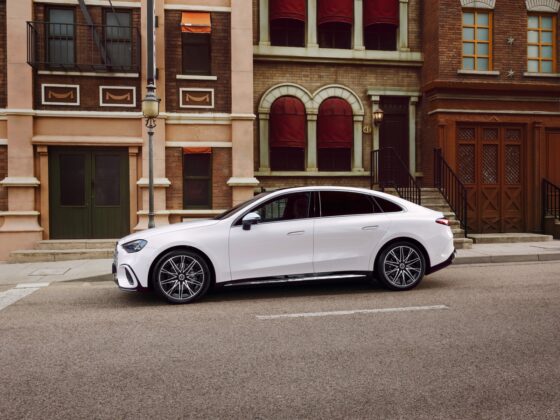 Vokietijos automobilių pramonės milžinės staigmena: pristatytas visi&scaron;kai elektrinis &bdquo;Mercedes-Benz&ldquo; C klasės sedanas