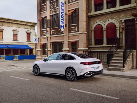 Vokietijos automobilių pramonės milžinės staigmena: pristatytas visi&scaron;kai elektrinis &bdquo;Mercedes-Benz&ldquo; C klasės sedanas