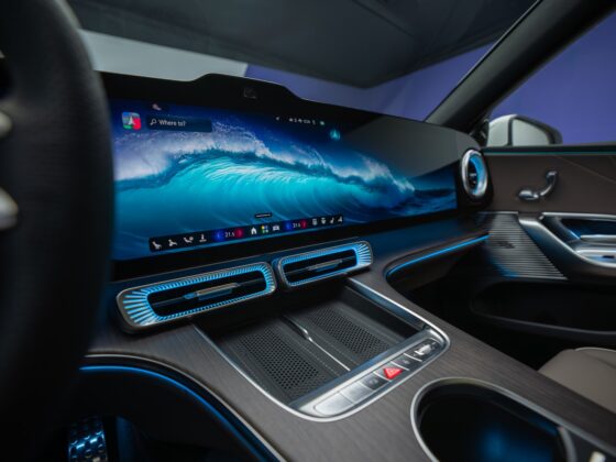 Vokietijos automobilių pramonės milžinės staigmena: pristatytas visi&scaron;kai elektrinis &bdquo;Mercedes-Benz&ldquo; C klasės sedanas