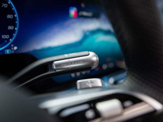 Vokietijos automobilių pramonės milžinės staigmena: pristatytas visi&scaron;kai elektrinis &bdquo;Mercedes-Benz&ldquo; C klasės sedanas