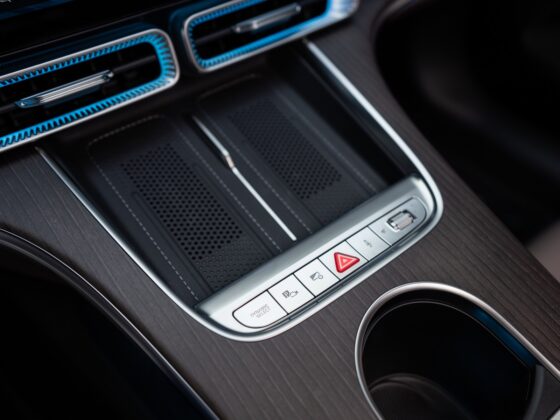 Vokietijos automobilių pramonės milžinės staigmena: pristatytas visi&scaron;kai elektrinis &bdquo;Mercedes-Benz&ldquo; C klasės sedanas