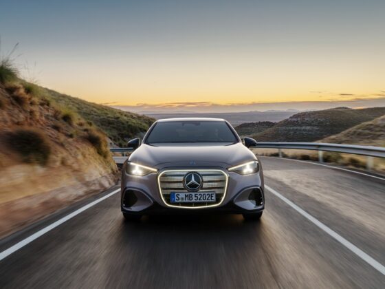 Vokietijos automobilių pramonės milžinės staigmena: pristatytas visi&scaron;kai elektrinis &bdquo;Mercedes-Benz&ldquo; C klasės sedanas