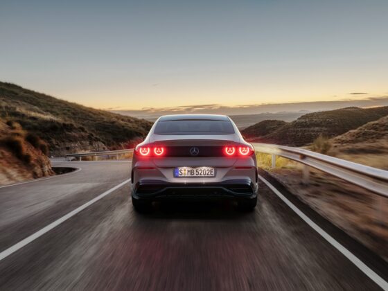 Vokietijos automobilių pramonės milžinės staigmena: pristatytas visi&scaron;kai elektrinis &bdquo;Mercedes-Benz&ldquo; C klasės sedanas