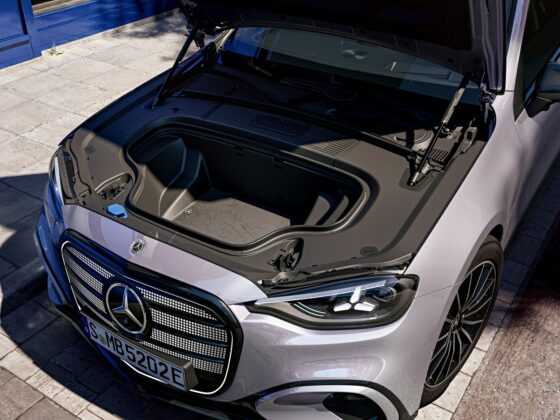 Vokietijos automobilių pramonės milžinės staigmena: pristatytas visi&scaron;kai elektrinis &bdquo;Mercedes-Benz&ldquo; C klasės sedanas
