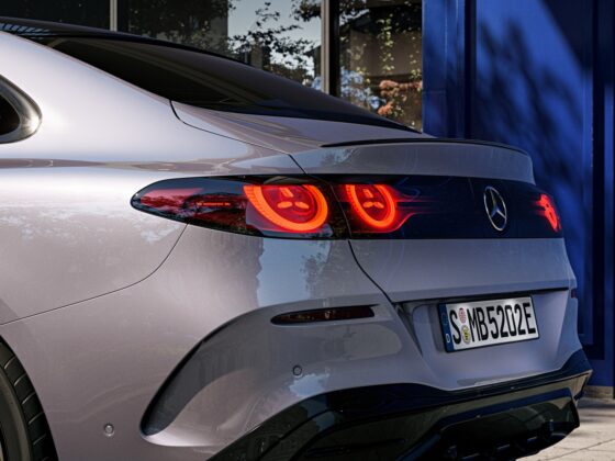 Vokietijos automobilių pramonės milžinės staigmena: pristatytas visi&scaron;kai elektrinis &bdquo;Mercedes-Benz&ldquo; C klasės sedanas