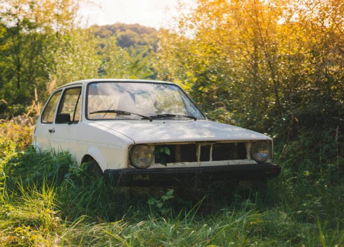 Apleistas automobilis (nuotr. Pexels)