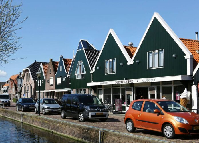 Automobiliai Amsterdame (nuotr. Pexels)
