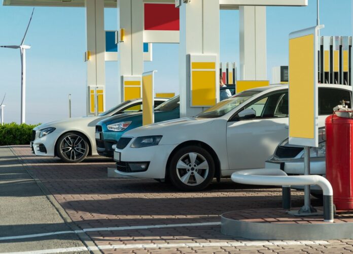 Automobiliai degalinėje (Shutterstock nuotr.)