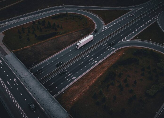 Automobilių eismas (nuotr. Pexels)