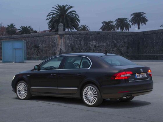 Atnaujintas &bdquo;&Scaron;koda Superb&ldquo; sedanas (nuotr. gamintojo)