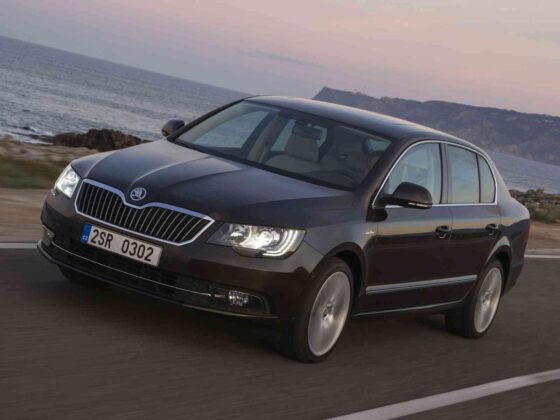 Atnaujintas &bdquo;&Scaron;koda Superb&ldquo; sedanas (nuotr. gamintojo)