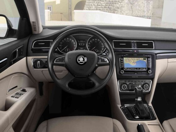 Atnaujintas &bdquo;&Scaron;koda Superb&ldquo; sedanas (nuotr. gamintojo)