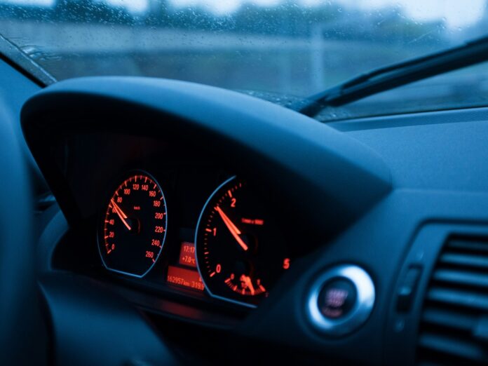 Automobilio greitis (nuotr. Unsplash)