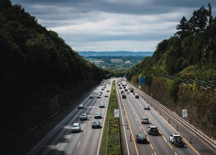 Automobilių eismas (nuotr. Pexels)
