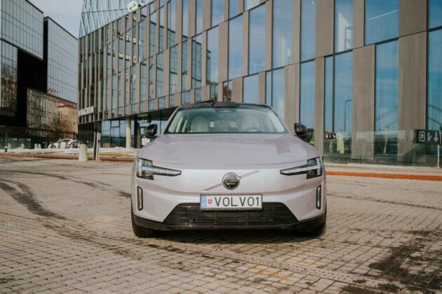Elektrinis &bdquo;Volvo ES90&ldquo; sedanas (nuotr. Automobilistika.lt)