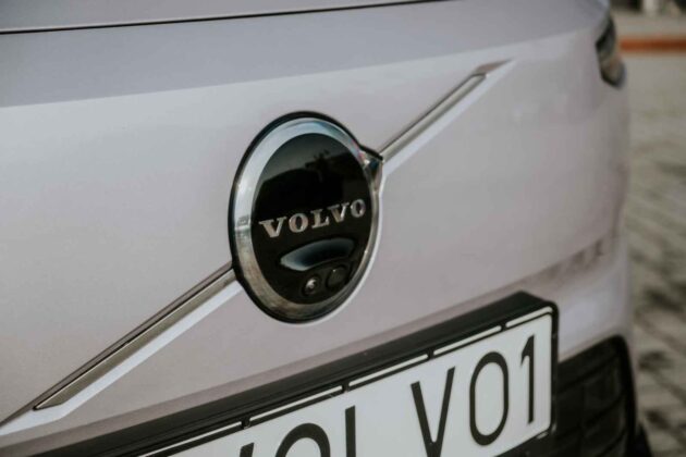Elektrinis &bdquo;Volvo ES90&ldquo; sedanas (nuotr. Automobilistika.lt)