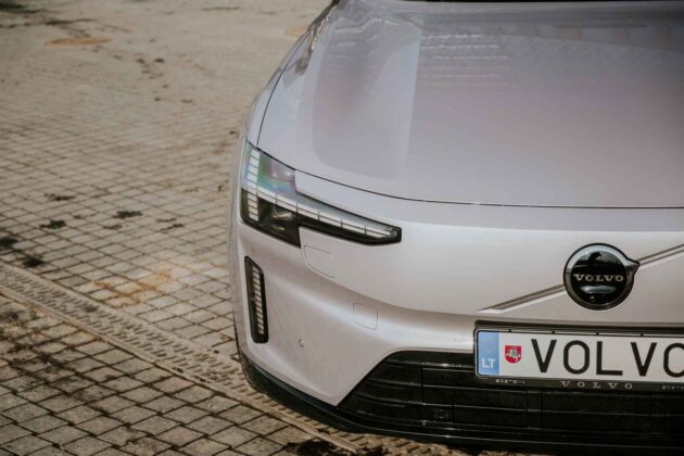 Elektrinis &bdquo;Volvo ES90&ldquo; sedanas (nuotr. Automobilistika.lt)