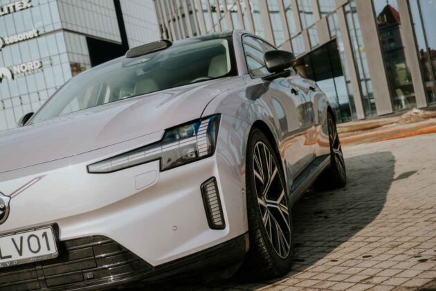 Elektrinis &bdquo;Volvo ES90&ldquo; sedanas (nuotr. Automobilistika.lt)