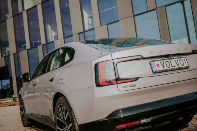 Elektrinis &bdquo;Volvo ES90&ldquo; sedanas (nuotr. Automobilistika.lt)
