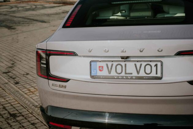 Elektrinis &bdquo;Volvo ES90&ldquo; sedanas (nuotr. Automobilistika.lt)