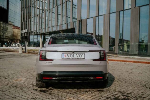 Elektrinis &bdquo;Volvo ES90&ldquo; sedanas (nuotr. Automobilistika.lt)