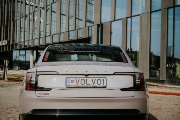 Elektrinis &bdquo;Volvo ES90&ldquo; sedanas (nuotr. Automobilistika.lt)