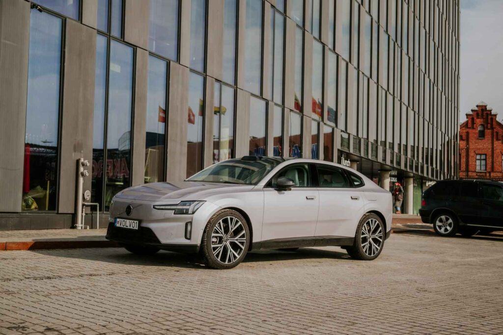 Elektrinis „Volvo ES90“ sedanas (nuotr. Automobilistika.lt)