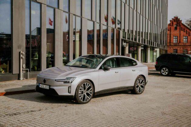 Elektrinis &bdquo;Volvo ES90&ldquo; sedanas (nuotr. Automobilistika.lt)