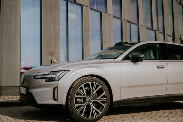 Elektrinis &bdquo;Volvo ES90&ldquo; sedanas (nuotr. Automobilistika.lt)