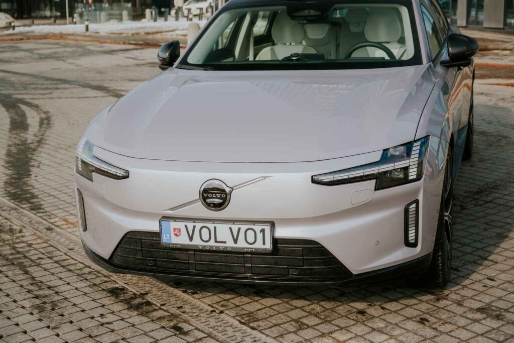 Elektrinis „Volvo ES90“ sedanas (nuotr. Automobilistika.lt)