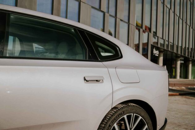Elektrinis &bdquo;Volvo ES90&ldquo; sedanas (nuotr. Automobilistika.lt)