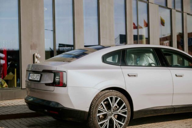 Elektrinis &bdquo;Volvo ES90&ldquo; sedanas (nuotr. Automobilistika.lt)