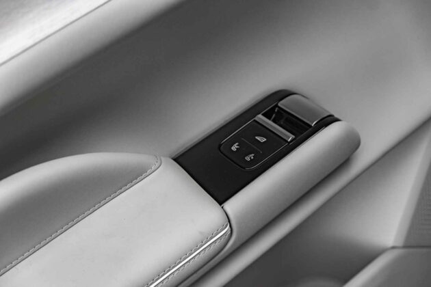 Elektrinis &bdquo;Volvo ES90&ldquo; sedanas (nuotr. Automobilistika.lt)