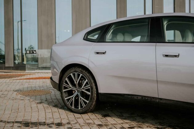 Elektrinis &bdquo;Volvo ES90&ldquo; sedanas (nuotr. Automobilistika.lt)