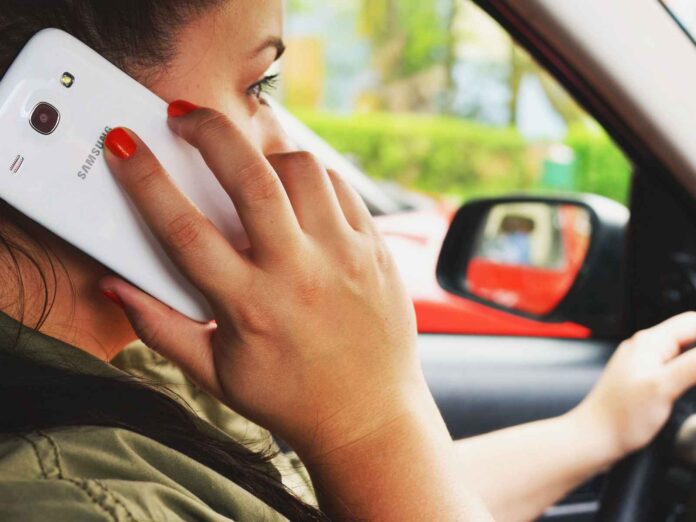 Šnekėjimas telefonu vairuotojant (nuotr. Pexels)