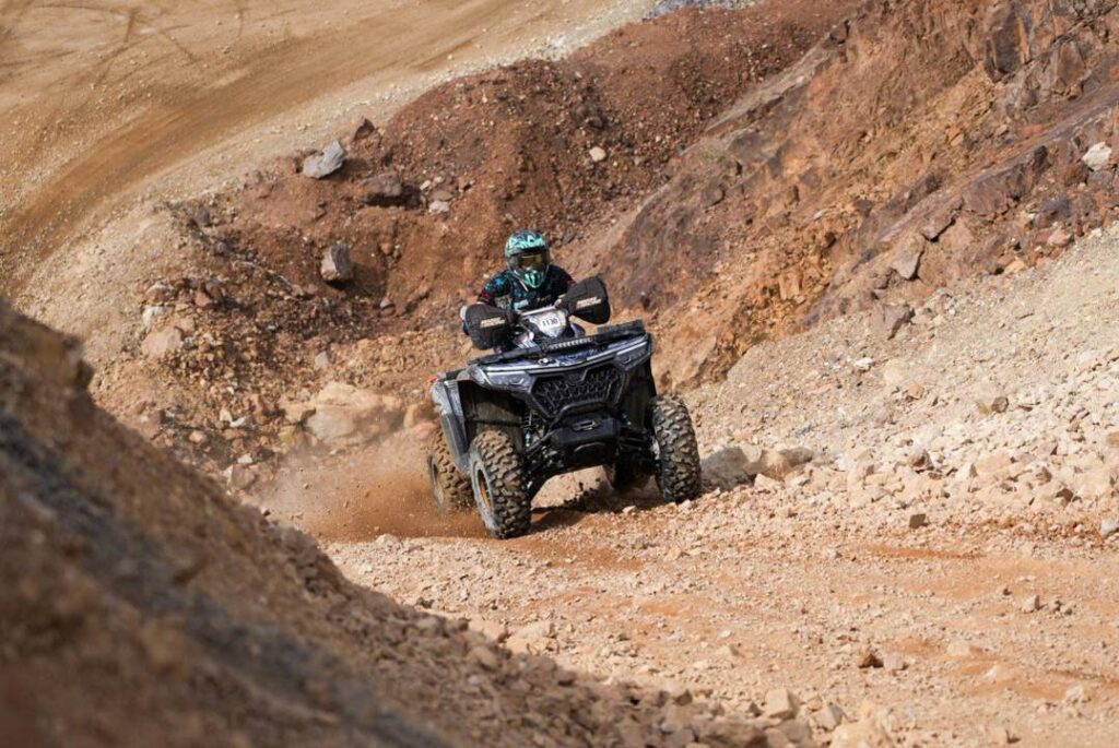 „CFMOTO Thunder Racing Team“ komandos pilotai (nuotr. komandos)