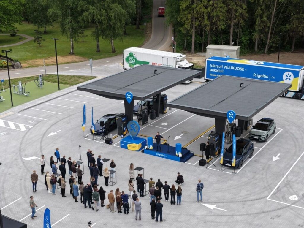 Naujas elektromobilių įkrovimo parkas (nuotr. organizatorių)
