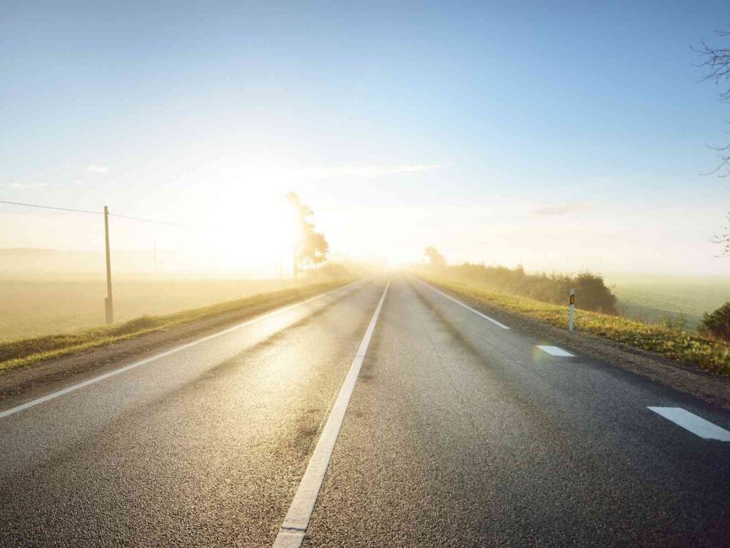 Tuščias asfaltuotas kelias (Shutterstock nuotr.)