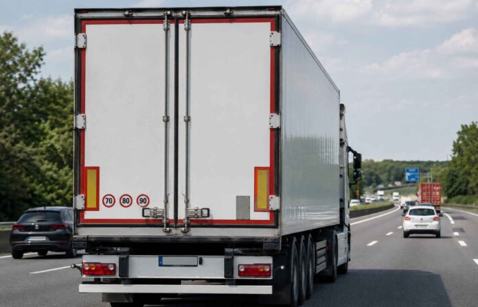 Ženklai ant sunkvežimių nėra dekoracija ką jie reiškia ir kodėl tai svarbu žinoti
