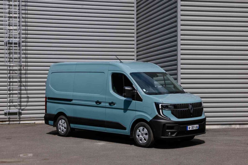 2026 m. pradžioje „Renault Master“ tapo populiariausiu didžiuoju furgonu Europoje. Gamintojo duomenimis, modelis pirmauja tiek versijų su vidaus degimo varikliais, tiek elektrinių „E-Tech“ modelių kategorijose.Siekdama išlaikyti šias pozicijas, „Renault“ plečia „Master“ gamą ir diegia daugiau komforto, saugumo bei kasdienį darbą palengvinančių funkcijų. Atnaujinimų sulaukė kabina, elektrinės versijos ir gamykloje surenkamų specialiosios paskirties modelių pasiūla.Gamintojas taip pat didina automobiliuose naudojamų perdirbtų medžiagų dalį.Kabinoje – daugiau vietosElektrinėse „E-Tech“ versijose ir modeliuose su automatine pavarų dėže montuojama atnaujinta centrinė konsolė.Pakeitus jos konstrukciją, kabinoje atsirado 90 mm daugiau erdvės ir tapo lengviau judėti tarp priekinės dalies bei krovinių skyriaus. Daugiau vietos kojoms ir keliams turėtų pajusti ir viduryje sėdintis keleivis.Kasdienį naudojimą taip pat palengvins nauja laisvų rankų kortelė. Ji leis atrakinti ir užvesti automobilį neišimant kortelės iš kišenės ar krepšio.Daugiau saugumo įrangosVisose priekiniais ratais varomose „Renault Master“ versijose standartinę įrangą papildė vairuotojo dėmesingumą stebinti kamera ir elektrinis stovėjimo stabdys su „Auto Hold“ funkcija.Elektrinėse „E-Tech“ versijose ir modeliuose su automatine pavarų dėže nuo šiol taip pat montuojama adaptyvioji pastovaus greičio palaikymo sistema. Ji turi atskirus valdiklius ant vairo.Šios versijos gavo ir patobulintą skaitmeninį prietaisų skydelį.Atnaujintas 87 kWh akumuliatoriusElektrinių „Master E-Tech“ modelių akumuliatoriaus talpa išlieka nepakitusi ir siekia 87 kWh, tačiau keičiasi jo cheminė sudėtis.Naujajame akumuliatoriuje naudojama vidutinio nikelio kiekio technologija. Gamintojo teigimu, ji leidžia efektyviau valdyti temperatūrą ir optimizuoti įkrovimą.Akumuliatorius gaminamas Europoje, o jo surinkimas vyksta „Renault“ gamykloje Batiji mieste Prancūzijoje.Naujoji baterija derinama su 11 kW galios dvikrypčiu įkrovikliu. Papildomai bus galima užsisakyti ir 22 kW įkroviklį, kuris nuo šiol taip pat palaikys dvikryptį energijos perdavimą.Priklausomai nuo šalies, nuo 2026 m. rugsėjo „Renault Master“ turėtų palaikyti ir V2G funkciją. Ji leis automobilyje sukauptą elektros energiją grąžinti į elektros tinklą.Automobilis galės tiekti energiją darbo įrankiams„Renault Master“ kabinoje ir krovinių skyriuje bus montuojami 220 V elektros lizdai, galintys tiekti iki 3 500 W galią.Toks sprendimas leis verslo klientams tiesiog automobilyje įkrauti akumuliatorinius įrankius ar maitinti kitą darbo įrangą.Tai gali būti ypač naudinga statybų, techninės priežiūros ir kitose srityse dirbantiems žmonėms, kuriems ne visada prieinamas atskiras elektros šaltinis.Pasiūlys pigesnę elektrinę versijąElektrinių „Renault Master E-Tech“ modelių gamą papildys važiuoklės su kabina versija, turinti mažesnį 40 kWh akumuliatorių.Ji bus siūloma greta šiuo metu parduodamo 87 kWh modelio. Gamintojas šią versiją pristato kaip prieinamesnį sprendimą, skirtą daugiausia savivaldybėms ir trumpoms kelionėms mieste.Mažesnis akumuliatorius turėtų sumažinti automobilio kainą ir svorį, tačiau gamintojas kol kas nepaskelbė tikslaus šios versijos nuvažiuojamo atstumo.Atnaujinimai ir kemperių gamintojams„Renault“ taip pat ruošia techninius sprendimus kemperių įrengėjams.Vienas jų – 120 mm platesnė galinė tarpvėžė. Ji turėtų palengvinti gyvenamosios erdvės įrengimą ir suteikti daugiau galimybių projektuojant kemperio kėbulą.Daugiau perdirbtų medžiagųGaminant „Master“ vis plačiau naudojamos iš eksploatuoti netinkamų automobilių išgautos medžiagos.Matomoje viršutinėje prietaisų skydelio dalyje nuo šiol naudojamas plastikas, kurio 20 proc. sudaro perdirbta žaliava. Ji gaunama iš utilizuoti perduotų automobilių.Sprendimas sukurtas bendrovės „The Future Is Neutral“ ekosistemoje. „Renault“ teigimu, perdirbtų medžiagų naudojimas neturėtų turėti įtakos detalės kokybei, ilgaamžiškumui ar saugumui.Daugiau gamykloje surenkamų modifikacijų„Renault“ plečia ir „Converted by Renault“ ženklu žymimų specialiųjų modifikacijų gamą.Pirkėjams bus siūlomos naujos aliumininės ir plieninės bortinės bei savivartės versijos. Jas sukūrė kėbulų gamintojai JPM ir „Gruau“, o automobiliai bus surenkami dar gamykloje.Gamą taip pat papildys didelės talpos modelis, kurio krovinių skyriaus tūris sieks nuo 20 iki 23 kub. metrų. Jame bus montuojamas galinis keltuvas.Vėliau „Renault“ planuoja pristatyti ir naują keleivinę „Master“ versiją.