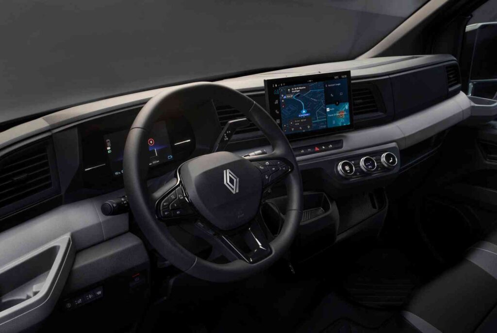 2026 m. pradžioje „Renault Master“ tapo populiariausiu didžiuoju furgonu Europoje. Gamintojo duomenimis, modelis pirmauja tiek versijų su vidaus degimo varikliais, tiek elektrinių „E-Tech“ modelių kategorijose.Siekdama išlaikyti šias pozicijas, „Renault“ plečia „Master“ gamą ir diegia daugiau komforto, saugumo bei kasdienį darbą palengvinančių funkcijų. Atnaujinimų sulaukė kabina, elektrinės versijos ir gamykloje surenkamų specialiosios paskirties modelių pasiūla.Gamintojas taip pat didina automobiliuose naudojamų perdirbtų medžiagų dalį.Kabinoje – daugiau vietosElektrinėse „E-Tech“ versijose ir modeliuose su automatine pavarų dėže montuojama atnaujinta centrinė konsolė.Pakeitus jos konstrukciją, kabinoje atsirado 90 mm daugiau erdvės ir tapo lengviau judėti tarp priekinės dalies bei krovinių skyriaus. Daugiau vietos kojoms ir keliams turėtų pajusti ir viduryje sėdintis keleivis.Kasdienį naudojimą taip pat palengvins nauja laisvų rankų kortelė. Ji leis atrakinti ir užvesti automobilį neišimant kortelės iš kišenės ar krepšio.Daugiau saugumo įrangosVisose priekiniais ratais varomose „Renault Master“ versijose standartinę įrangą papildė vairuotojo dėmesingumą stebinti kamera ir elektrinis stovėjimo stabdys su „Auto Hold“ funkcija.Elektrinėse „E-Tech“ versijose ir modeliuose su automatine pavarų dėže nuo šiol taip pat montuojama adaptyvioji pastovaus greičio palaikymo sistema. Ji turi atskirus valdiklius ant vairo.Šios versijos gavo ir patobulintą skaitmeninį prietaisų skydelį.Atnaujintas 87 kWh akumuliatoriusElektrinių „Master E-Tech“ modelių akumuliatoriaus talpa išlieka nepakitusi ir siekia 87 kWh, tačiau keičiasi jo cheminė sudėtis.Naujajame akumuliatoriuje naudojama vidutinio nikelio kiekio technologija. Gamintojo teigimu, ji leidžia efektyviau valdyti temperatūrą ir optimizuoti įkrovimą.Akumuliatorius gaminamas Europoje, o jo surinkimas vyksta „Renault“ gamykloje Batiji mieste Prancūzijoje.Naujoji baterija derinama su 11 kW galios dvikrypčiu įkrovikliu. Papildomai bus galima užsisakyti ir 22 kW įkroviklį, kuris nuo šiol taip pat palaikys dvikryptį energijos perdavimą.Priklausomai nuo šalies, nuo 2026 m. rugsėjo „Renault Master“ turėtų palaikyti ir V2G funkciją. Ji leis automobilyje sukauptą elektros energiją grąžinti į elektros tinklą.Automobilis galės tiekti energiją darbo įrankiams„Renault Master“ kabinoje ir krovinių skyriuje bus montuojami 220 V elektros lizdai, galintys tiekti iki 3 500 W galią.Toks sprendimas leis verslo klientams tiesiog automobilyje įkrauti akumuliatorinius įrankius ar maitinti kitą darbo įrangą.Tai gali būti ypač naudinga statybų, techninės priežiūros ir kitose srityse dirbantiems žmonėms, kuriems ne visada prieinamas atskiras elektros šaltinis.Pasiūlys pigesnę elektrinę versijąElektrinių „Renault Master E-Tech“ modelių gamą papildys važiuoklės su kabina versija, turinti mažesnį 40 kWh akumuliatorių.Ji bus siūloma greta šiuo metu parduodamo 87 kWh modelio. Gamintojas šią versiją pristato kaip prieinamesnį sprendimą, skirtą daugiausia savivaldybėms ir trumpoms kelionėms mieste.Mažesnis akumuliatorius turėtų sumažinti automobilio kainą ir svorį, tačiau gamintojas kol kas nepaskelbė tikslaus šios versijos nuvažiuojamo atstumo.Atnaujinimai ir kemperių gamintojams„Renault“ taip pat ruošia techninius sprendimus kemperių įrengėjams.Vienas jų – 120 mm platesnė galinė tarpvėžė. Ji turėtų palengvinti gyvenamosios erdvės įrengimą ir suteikti daugiau galimybių projektuojant kemperio kėbulą.Daugiau perdirbtų medžiagųGaminant „Master“ vis plačiau naudojamos iš eksploatuoti netinkamų automobilių išgautos medžiagos.Matomoje viršutinėje prietaisų skydelio dalyje nuo šiol naudojamas plastikas, kurio 20 proc. sudaro perdirbta žaliava. Ji gaunama iš utilizuoti perduotų automobilių.Sprendimas sukurtas bendrovės „The Future Is Neutral“ ekosistemoje. „Renault“ teigimu, perdirbtų medžiagų naudojimas neturėtų turėti įtakos detalės kokybei, ilgaamžiškumui ar saugumui.Daugiau gamykloje surenkamų modifikacijų„Renault“ plečia ir „Converted by Renault“ ženklu žymimų specialiųjų modifikacijų gamą.Pirkėjams bus siūlomos naujos aliumininės ir plieninės bortinės bei savivartės versijos. Jas sukūrė kėbulų gamintojai JPM ir „Gruau“, o automobiliai bus surenkami dar gamykloje.Gamą taip pat papildys didelės talpos modelis, kurio krovinių skyriaus tūris sieks nuo 20 iki 23 kub. metrų. Jame bus montuojamas galinis keltuvas.Vėliau „Renault“ planuoja pristatyti ir naują keleivinę „Master“ versiją.