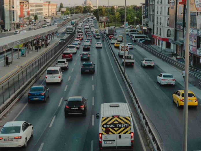 Automobilių eismas (nuotr. Pexels)