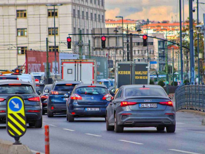 Automobilių eismas (nuotr. Pexels)