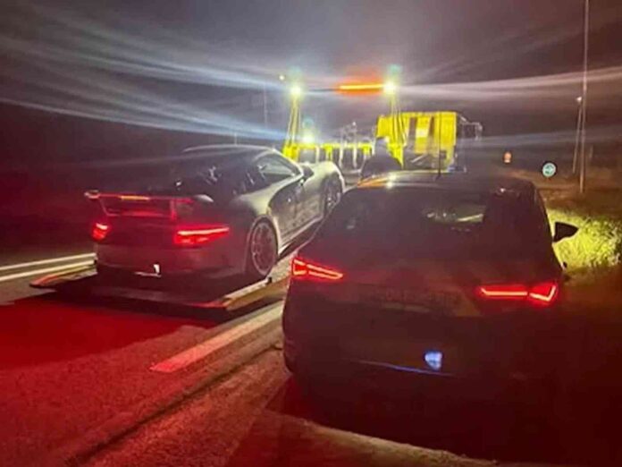 Policijos pareigūnų sustabdytas automobilis