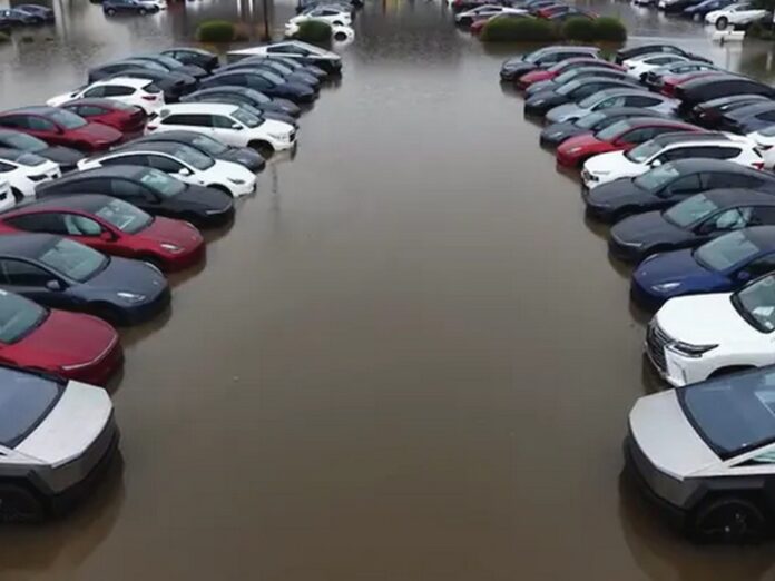 Užtvindyti „Tesla“ automobiliai (nuotr. Reuters)